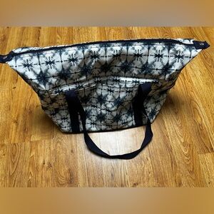 Thirty - One large utility tote